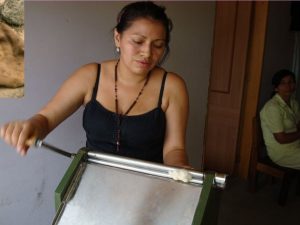 Yadira Vargas utiliza un modelo de molino de despepar diseñado por un empresario de San Gil en 2009